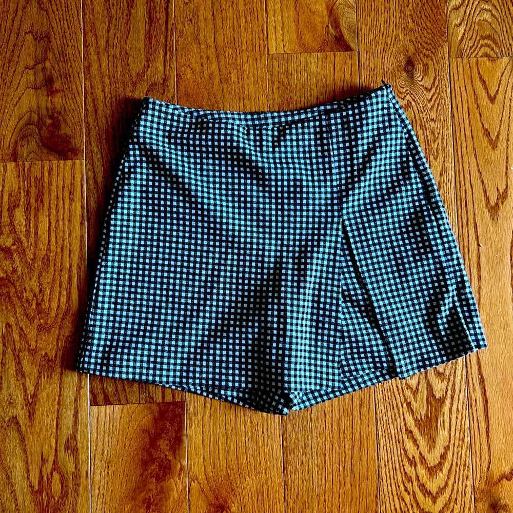 Cabi Skort size 2 Black and white checkered